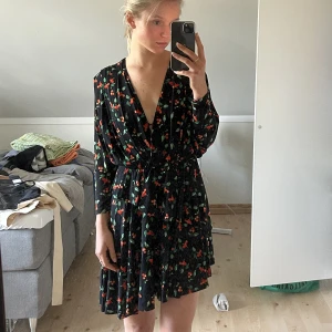 Asymmetrisk klänning  - Asymmetrisk sommarklänning från HM. Trekvartslånga ärmar, går till låren på mig som är 175 cm. Supersöt mönster med apelsiner! V-ringning i fram! 