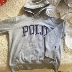 Polo raulph lauren hoodie - Köptes från deras egna butik för skit snygg hoodie som köptes för 1900kr för ca 4 månader sen. Inte användt mycket då jag har växt ur den fort. Inga defekter eller skador.