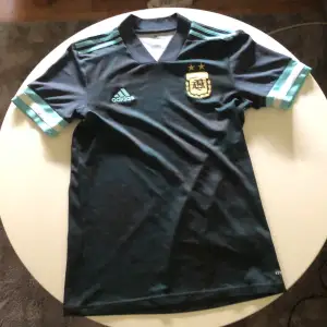 En Argentina tröja som är i storleken S och är helt äkta köpt från Addidas hemsida. Den är för liten för mig nu så har ingen användning för den. Vid snabb affär kan pris diskuteras(nypris 1000kr)