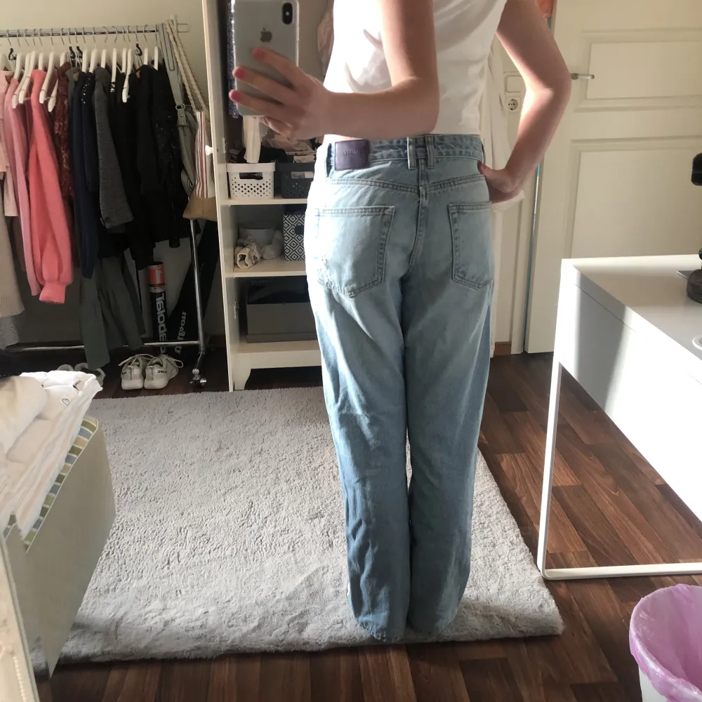 Säljer dessa superfina midwaist jeansen eftersom att jag har tröttnat på dem🥲 de passar mig bra i midjan och i längden (jag är 165 cm)🤩💗👌Köpt för ca 1,5 år sedan då de kostade ca 350 kr👍🥰😁. Jeans & Byxor.