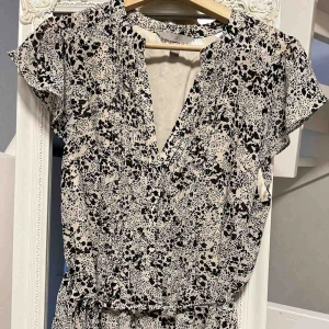 Klänning - Sommarklänningar storlek 40-44. Knappt använda, har inga husdjur och för en klarare bild skriv gärna ❤️säljer varje klänning för 100kr