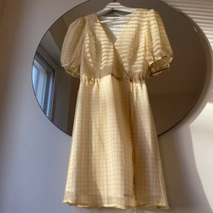 Somrig klänning - En omlottsklänning från NA-KD i storlek 32/XS. Säljer då den är för liten på mig. Ingen defekt på klänningen💛💛