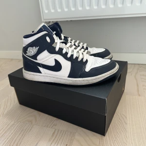 Air Jordan 1  - Säljer mina jordans eftersom dem inte kommer till användning längre. Är lite smutsiga och lite creasade men anars inget fel på dem. Sitter skönt och är snygga💕pris kan diskuteras💕