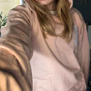 Den här underbara tröjan är så himla fin. Som ni ser på bilden så är lappen kvar! Den är också bra binär Barbie filmen. Eller om man bara vill ha den på en vardag❤️😽 - Den här tröjan är så himla mysig. Det käns som man har ett jätte gosigt täke på sig.❤️😽