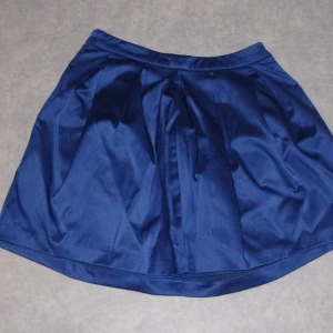 Blå kjol Gina Tricot 34 - Somrig kjol i härlig mörk blå färg. Gina Tricot 34. Mycket fint skick.