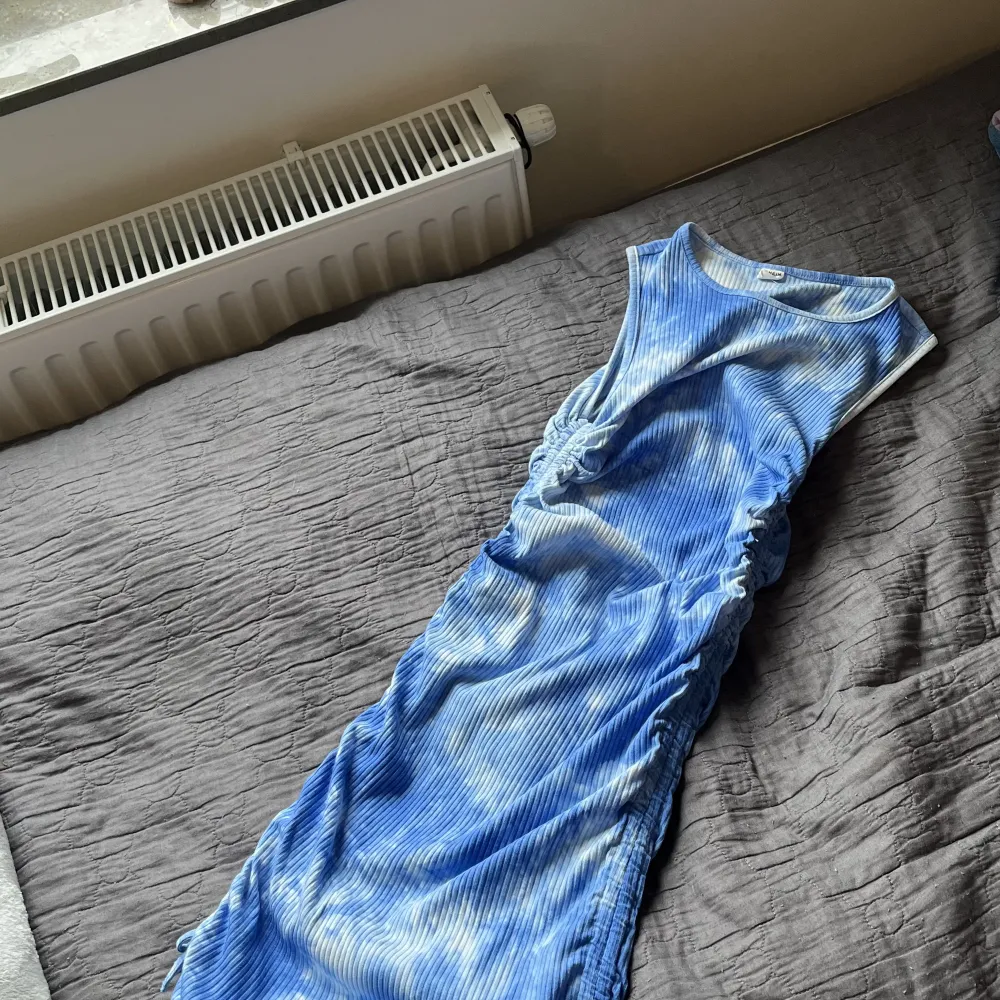Superfin ribbad klänning från Shein som jag säljer i BLÅTT. Klänningen är köpt för 120 kr och har bara använts 1 gång. Säljer för 40 kr + eventuell frakt . Klänningar.