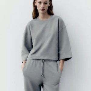 Tröja - En jättesnygg tröja från zara som är helt ny!