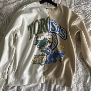 SWEATSHIRT  - Använd 2 gånger, är i väldigt gott skick. 