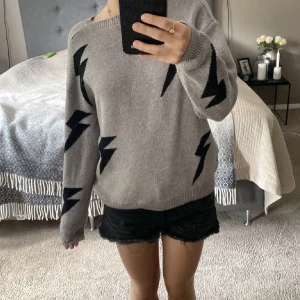 Stickad tröja - Säljer nu denna super snygga stickade tröjan i mysigt material! Den är i storlek S och har använts fåtal gånger! Inga defekter, säljer då jag behöver mer plats i garderoben🤍🫶🏽