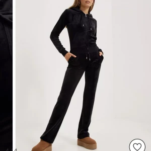 Juicy Couture  - Säljer mitt svarta Juicy sett!! Det är använt några få gånger men ser ut som nytt!! Pris kan diskuteras vid snabb affär