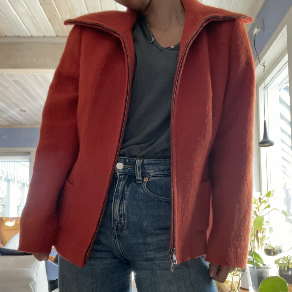 Orage-röd jacka i borstad ull säljes pga garderobsrensning. Superfin thriftad jacka jag älskat i några säsonger men inte får plats i garderoben längre. . Jackor.