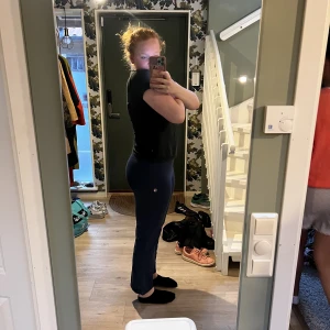 mjukisbyxa  - Är 178, byxorna är för korta, figursydda byxor i stretchigt material, utsvängda