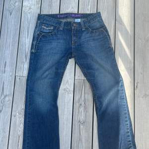Storlek 30 Straight fit jeans med sjukt snygga detaljer och i fint skick 