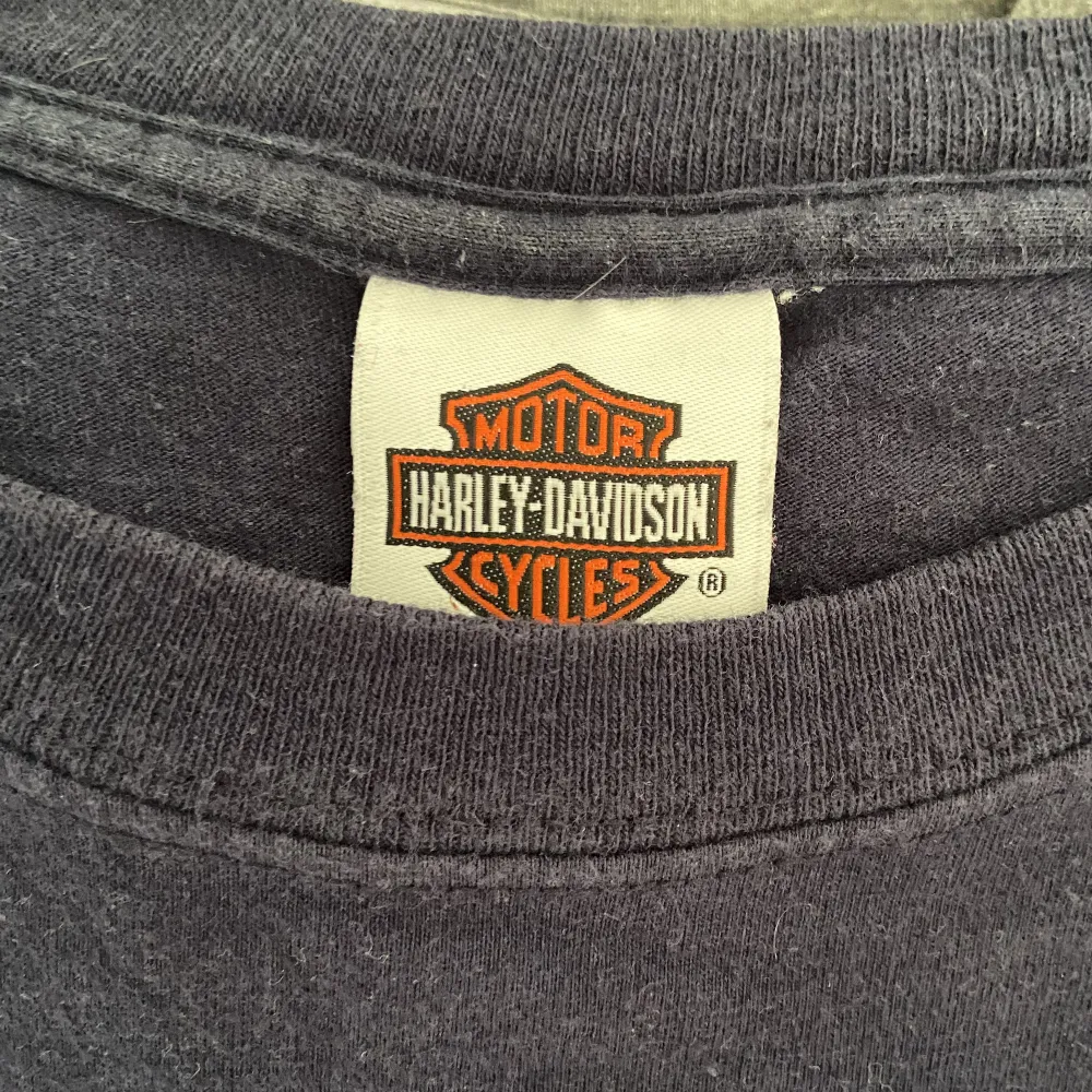 Säljer denna Harley-Davidson t-shirten, knappt använd och köpt secondhand. Storlek och pris kan diskuteras . T-shirts.