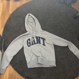 Hoodie - Grå ganthoodie som är riktigt snygg och i toppskick.