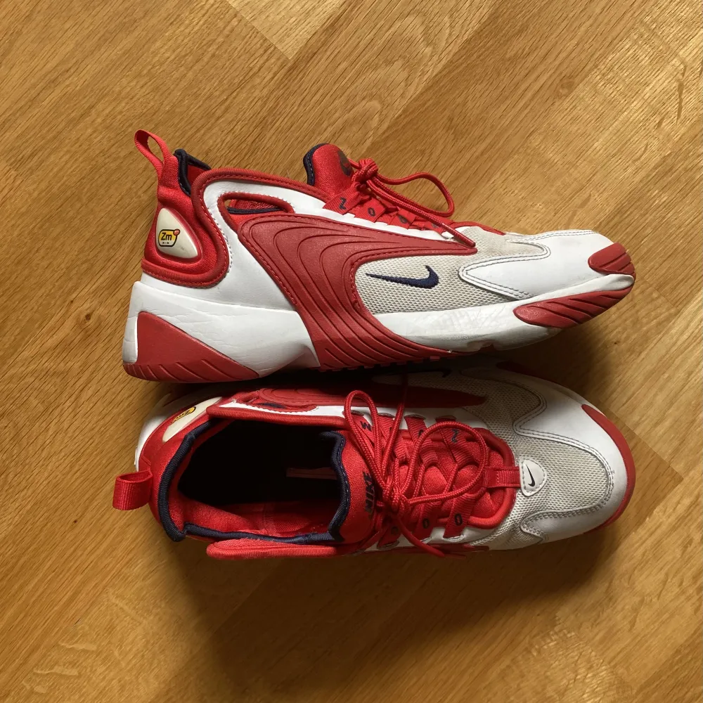 đNIKE ZOOM SNEAKERSđ AnvĂ€nda men inte skadade! Smutsen gĂ„r att tvĂ€tta bortâïž. KengĂ€t.