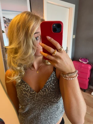 Glittrig festtopp - Säljder denna fina festtopp då den blivit för liten💗 endast använd 1 gång❣️ 