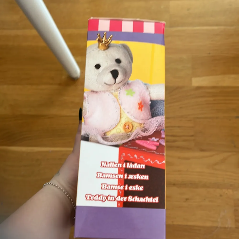 Gulligt panduropyssel ”Teddy in a box”, oanvänd och oöppnad.. Övrigt.