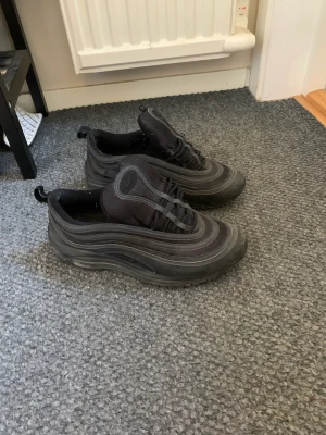 Air Max 97 - Air Max 97. Bra skick. Ingen box till. Inte använda särskilt mycket men lågt pris eftersom dom stått ett tag utan användning.  