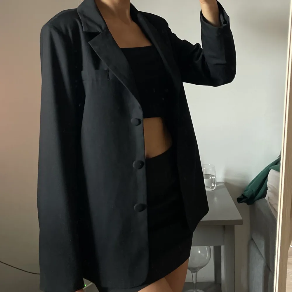Supersnygg blazer från na-kd ”oversized straight shape blazer” i storlek 36 köpt för 699:- använd fåtal gånger så den är som ny . Puvut & Bleiserit.