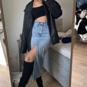 Lång jeanskjol från Levis  - Lång jeanskjol från Levis (slutar lite över anklarna) i storlek 25