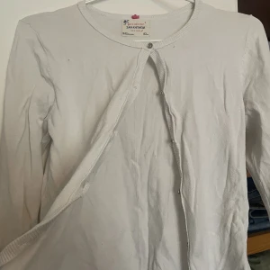 kofta - söt stickad kofta från zara, den har en liten fläck men sysns knappt, kanske går bort med vanish eller nåt sånt☺️💕 barnstorlek passar xs / s