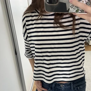 Zara tröja  - Gullig tröja från Zara. Jättefint skick! Lite cropad modell❤️Storlek S