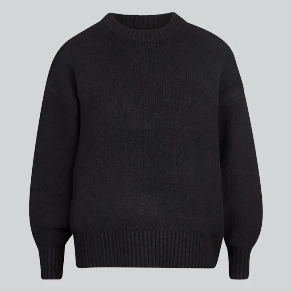 En super fin svart stickad tröja 🖤 Perfekt nu till hösten 🍂🍁passar xs och s. Tröjor & Koftor.