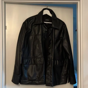 Höst/vårjacka i fejkläder från Monki - Dam, storlek S. Fint skick. 