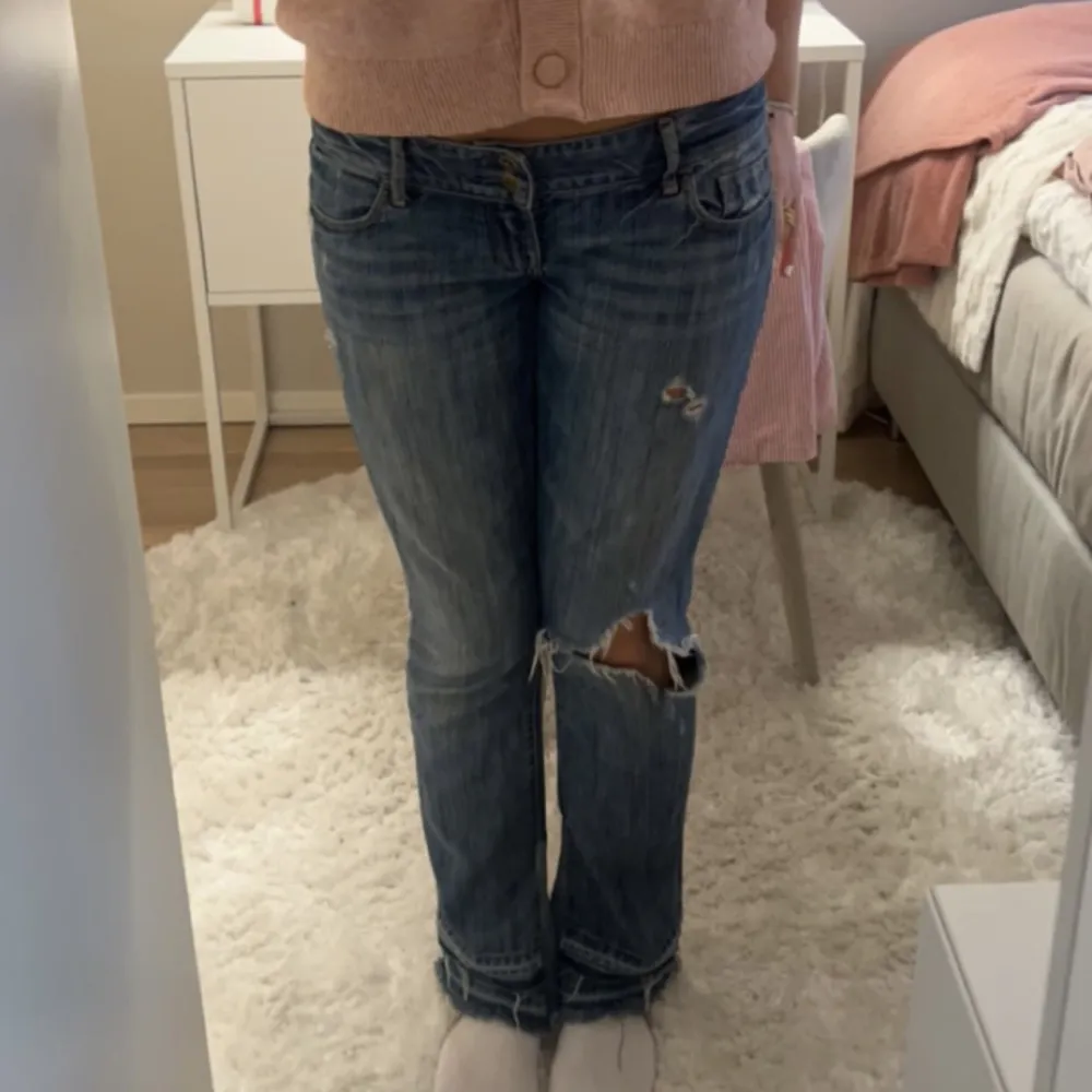 Skitsnygga lågmidjade jeans med hål!!😍😋 Tyvärr lite stora på mig så därför säljer jag dem💕 Midjemåttet rakt över är 40cm och Innerbenslängden är 80cm💓. Jeans & Byxor.