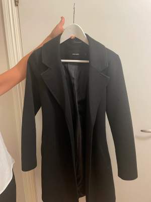 En medellång svart kappa från Vero Moda. Köpt för ett par år sedan, i bra skick. Säljer då den inte ansvällds längre 🩷