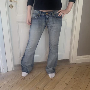 Lågmidjade Levis jeans - De perfekta lågmidjade bootcutjeansen från Levis i ljus tvätt💕så trendiga och coola! Väldigt smickrande passform. Fint skick! Skriv vid funderingar och kolla in mina andra annonser❤️
