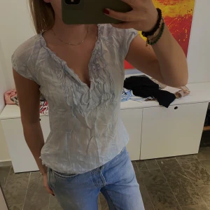 Blå blus  - Fin ljusblå topp, köpt i en vintage butik i London ✨