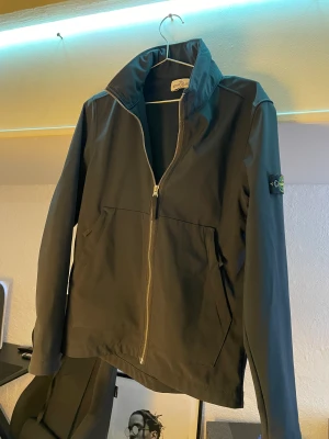 Stone island - Tja, Säljer en stone island jacka i storlek 170 men passar som xs i herr. Köpte jackan från NK för 2 år sen. Den är självklart äkta.