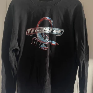 Trapstar Tröja - Säljer min trapstar tjocktröja för att jag inte använder den längre. Den är ganska använd men inget man ser. 