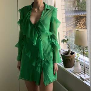  En jättefin grön klänning från Asos i storlek 36 som bara är använd två gånger. Superfin och i jättebra skick men använder tyvärr inte. Slutsålt på hemsidan säljer för 400 inklusive frakt. 