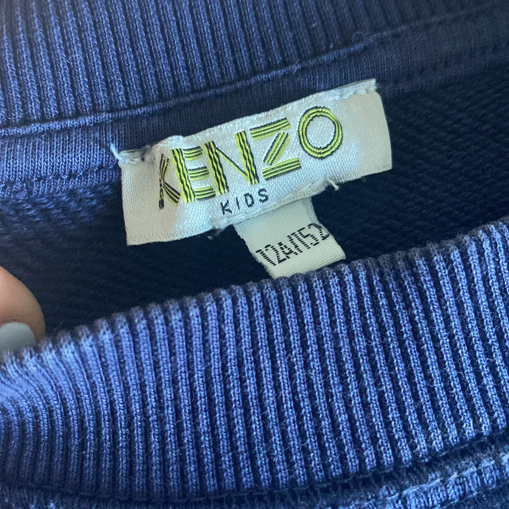 Säljer min fina kenzo tröja dö den inte komemr till användning, säljer för 550 kr +frakt ❤️. Hoodies.