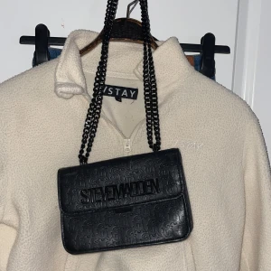 Stevemadden axelremsväska - Superfin Steve Madde väska, inköpt för 1000kr inte kommit till så mycket användning som jag trott där av säljer jag den!