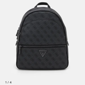 Guess Backpack - Manhattan backpack som inte används. Den är i nyskick!  Nypris: 1600:- Fraktas spårbart 