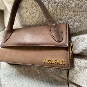 Jacquemus le chiquito mocka  - Säljer min jättefina jacquemus väska köpt i London November 2022   Väskan är i mocka och den har tecken på användning men den är väldigt fint skick ❤️nypris 8000:-