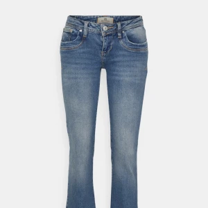 Ltb jeans - Säljer min jättefina Ltb jeans då de är lite stora💗 de är små hål i midjan på insidan men inget som syns utifrån skriv pv för bilder på de💕därav är priset lite lägre köpta nya för 900 kr av mig nästan aldrig använda ✨köparen står för frakten