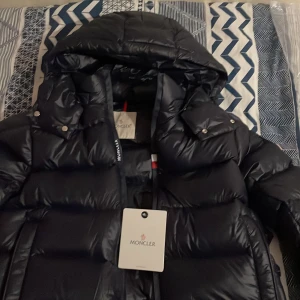 Moncler jacka  - Väldigt ny säljer pågrund av liten storlek på mig 