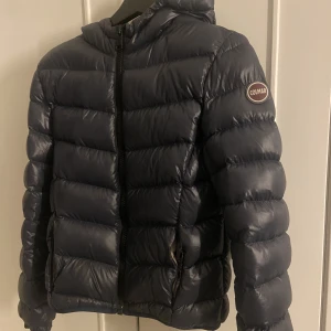 Colmar jacka  - Mörkblå dunjacka från colmar i strl 40, villket motsvarar typ strl S. Säljer pga att den inte kommer till användning. Fickorna går inte att stänga men det är inget som syns, utöver det finns inga defekter. Nypris är ca 4000kr 💕