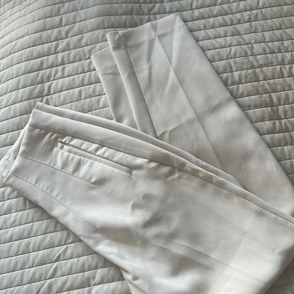En direkt kopia på Zaras populära kostym byxor, sitter exakt likadant.  Endast testade🤍 Köpta på New Yorker  Behöver endast strykas lite. Jeans & Byxor.