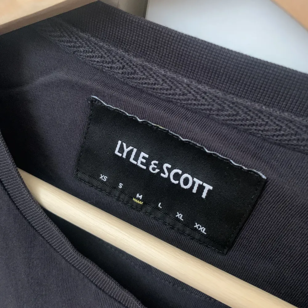 Skitsnygg t-shirt från Lyle&Scott som passar perfekt in som ett basplagg i garderoben. Använd men fortfarande i väldigt bra kvalité. T-shirts.