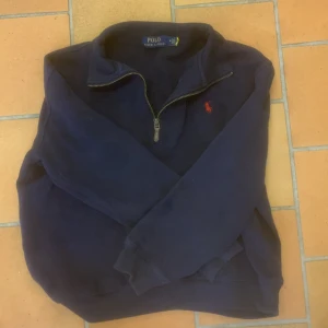 Ralph lauren  - En mörkblå polo ralph lauren kofta. Skriv vid intresse eller om flera bilder 💗