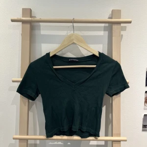 Crop top drån brandy Melville! - En grön crop top från brandy Melville! Den sitter nog som en s-xs! Hör av dig för fler bilder🥰