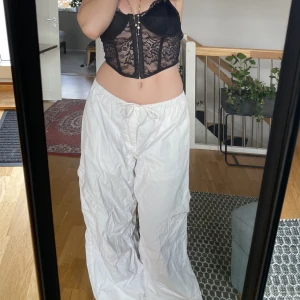 Pösiga cargobyxor  - Vita cargobyxor från gina, helt nya (Jag har M)