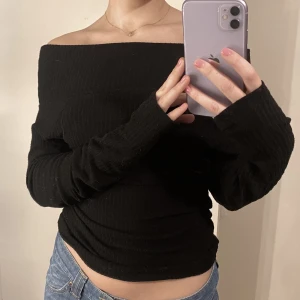 Offshoulder top  - Svart ribbad offshoulder top från märket Pieces. Står ingen storlek men skulle säga att det är xs/s typ. Det brukar jag ha och den passar bra på mig. Långa ärmar som man kan dra över handen. Så söt.
