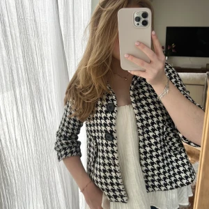 Trekvartsärmad kappa  - Säljer min superfina trekvartsärmade jacka, som tyvärr inte längre kommer till användning 🤍🤍 perfekt nu till hösten! 